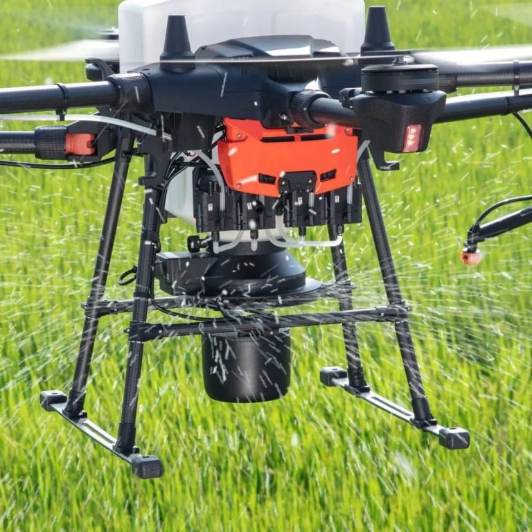 Eine Drohne streut Saatgut über einem Feld.