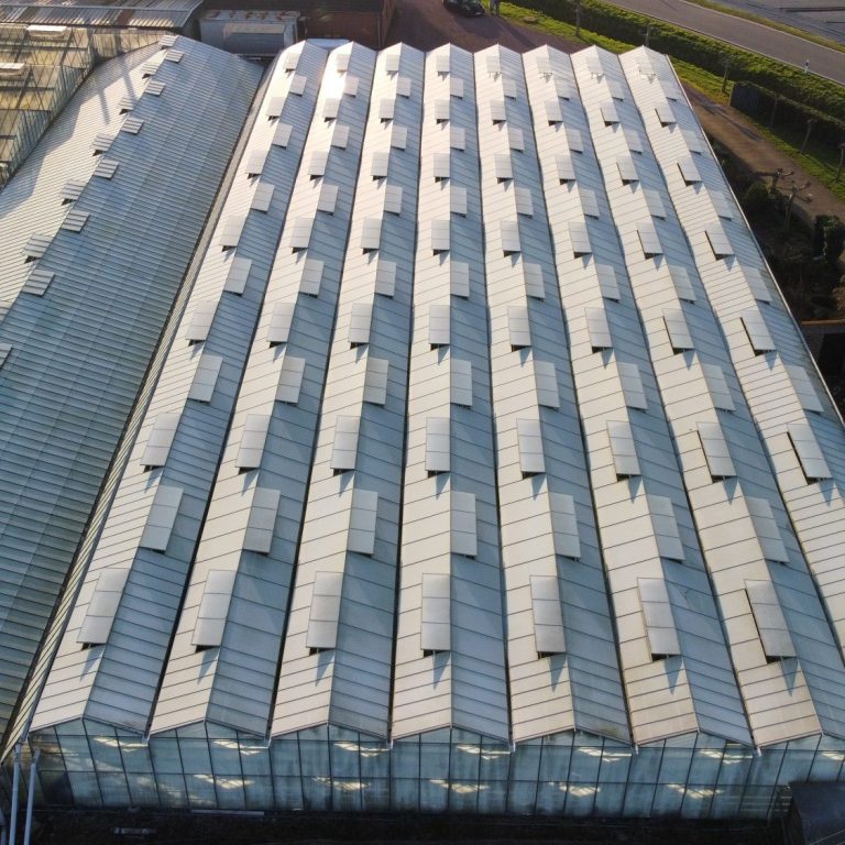 Gewächshaus nach der Ausbringung von Schattierfarbe mit der Drohne